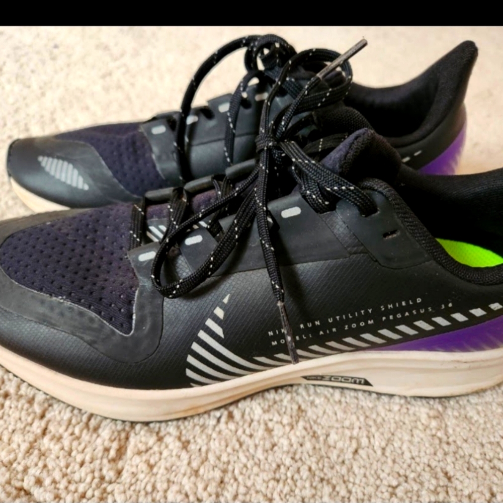 Nike Black Athletic Running Shoes with Purple Accent